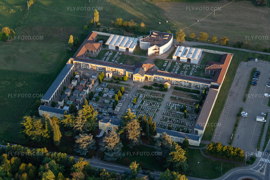 Aerial view: Scandinavian Cemetery in Scandiano in the state Reggio Emilia, Italy.Photo: IMG_134757.jpg taken on 09/19/2022 by Werner Riehm/FLY-FOTO.comResolution of the original: 5472 x 3648 px