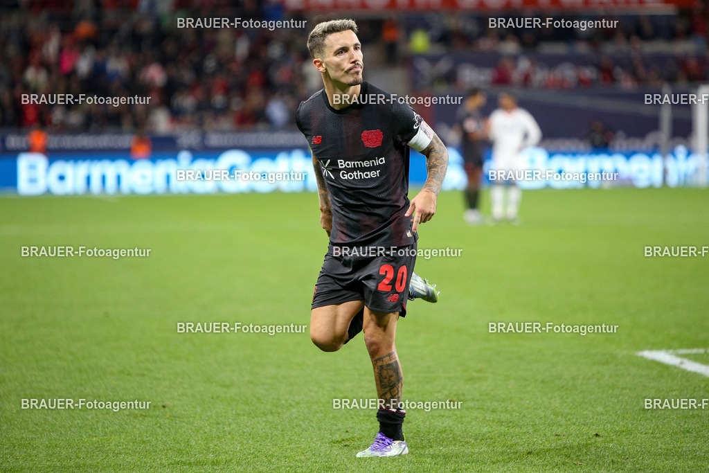 Bayer 04 Leverkusen vs Eintracht Frankfurt - Bundesliga  | Leverkusen, Deutschland, 12.09.25:   Alejandro Grimaldo (Bayer 04 Leverkusen) Torjubel, jubelt nach seinem Treffer zum 3:1 waehrend des Spiels der Bundesliga zwischen  Bayer 04 Leverkusen vs Eintracht Frankfurt in der BayArena(Foto von Brauer-Fotoagentur / Adrian Schlueter)