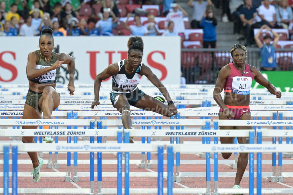 Leichtathletik: Weltklasse Zürich | 08.09.2022, Zürich, Letzigrund, Leichtathletik: Weltklasse Zürich, CAMACHO-QUINN Jasmine (PUR), AMUSAN Tobi (NGR) und ALI Nia (USA) im 100m-Hürdenlauf der Frauen. - Realisiert mit Pictrs.com