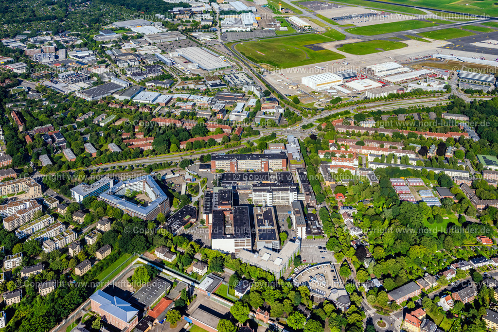 Hamburg_Fuhlsbüttel_Südliches_Flughafen_Gewerbegebiet_ELS_0846050823 | HAMBURG 05.08.2023 Stadtansicht des Innenstadtbereiches im Ortsteil Fuhlsbüttel in Hamburg, Deutschland. // City view on down town in the district Fuhlsbuettel in Hamburg, Germany. Foto: Martin Elsen
