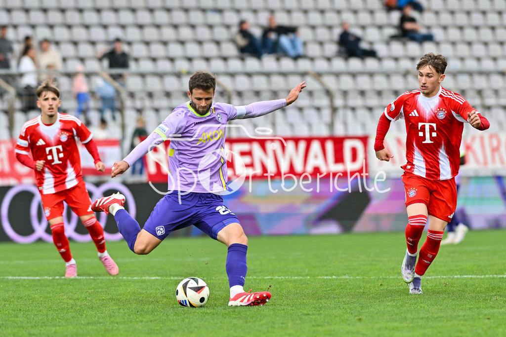 FC Bayern Amateure - FC Würzburger Kickers | im Duell Daniel HÄGELE (Würzburger Kickers 22) und  Tim Andreas BINDER (FC Bayern Muenchen II 11) / Zweikampf / Regionalliga Bayern: FC Bayern Amateure - FC Würzburger Kickers; Grünwalder Stadion am 27.09.2025