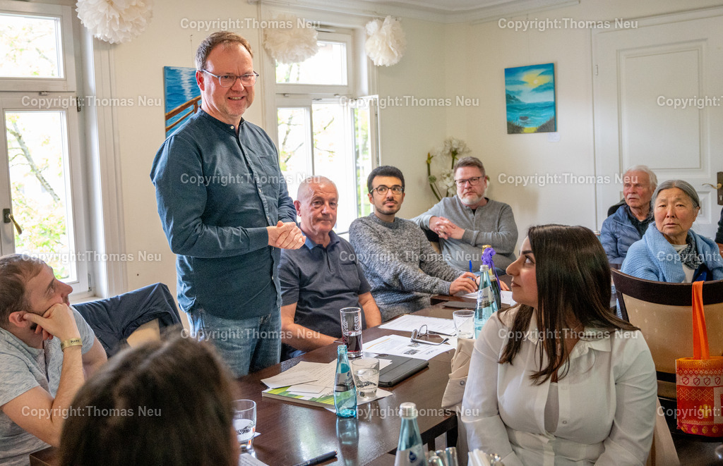 NOAH-Armenien-Fotografie-Thomas-Neu | ble, NOAH- Verein zur Förderung kultureller Beziehungen zwischen Deutschland und Armenien, Jahreshauptversammlung, neuer Vorsitzender ist Michael Strauß (stehend), ,  Bild: THomas Neu