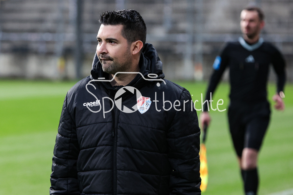 Türkgücü München - SV Viktoria Aschaffenburg | Tuerkguecue Trainer Alper KAYABUNAR in Aktion / Freisteller / Einzelfoto