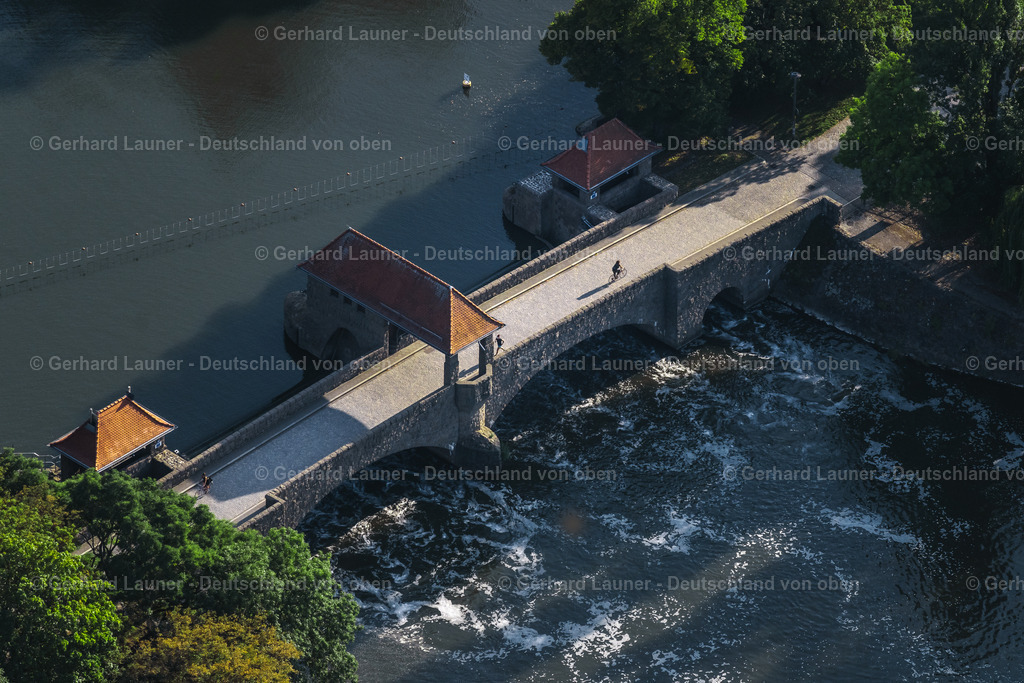 4040387 | LEIPZIG 14.09.2020 Staustufe am Ufer des Flußverlauf der Elster " Palmengartenwehr - Elsterwehr " im Ortsteil Lindenau in Leipzig im Bundesland Sachsen, Deutschland. Weiterführende Informationen bei: Verein für Industriekultur Leipzig e.V. c/o Haus des Handwerks. // Weir on the banks of the flux flow of the Elster " Palmengartenwehr - Elsterwehr " in the district Lindenau in Leipzig in the state Saxony, Germany. Further information at: Verein fuer Industriekultur Leipzig e.V. c/o Haus des Handwerks. Foto: Gerhard Launer