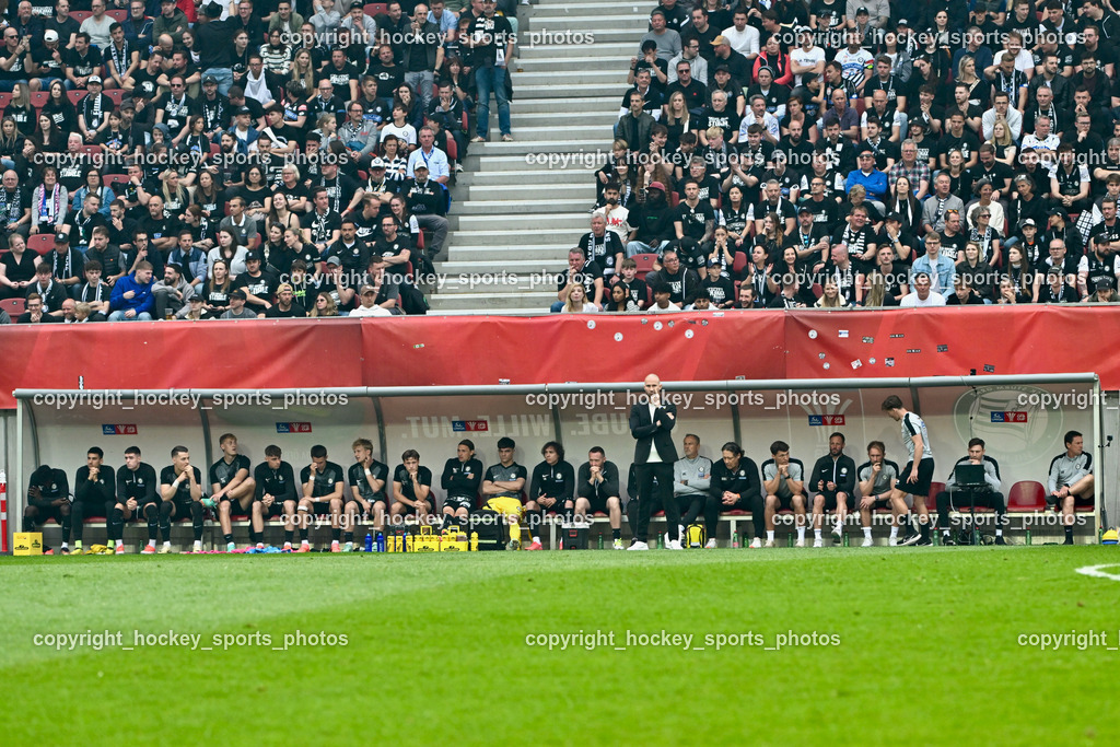 SK Puntigamer Sturm vs. SK Rapid Wien Siegerehrung, Impressionen | Spielerbank SK Sturm Graz, Headcoach SK Sturm Graz Christian Ilzer, SK Puntigamer Sturm vs. SK Rapid Wien Siegerehrung, Impressionen, SK Puntigamer Sturm vs. SK Rapid Wien Siegerehrung, Impressionen am 01.05.2024 in Klagenfurt (Wörthersee Stadion ), Austria, (Photo by Bernd Stefan)