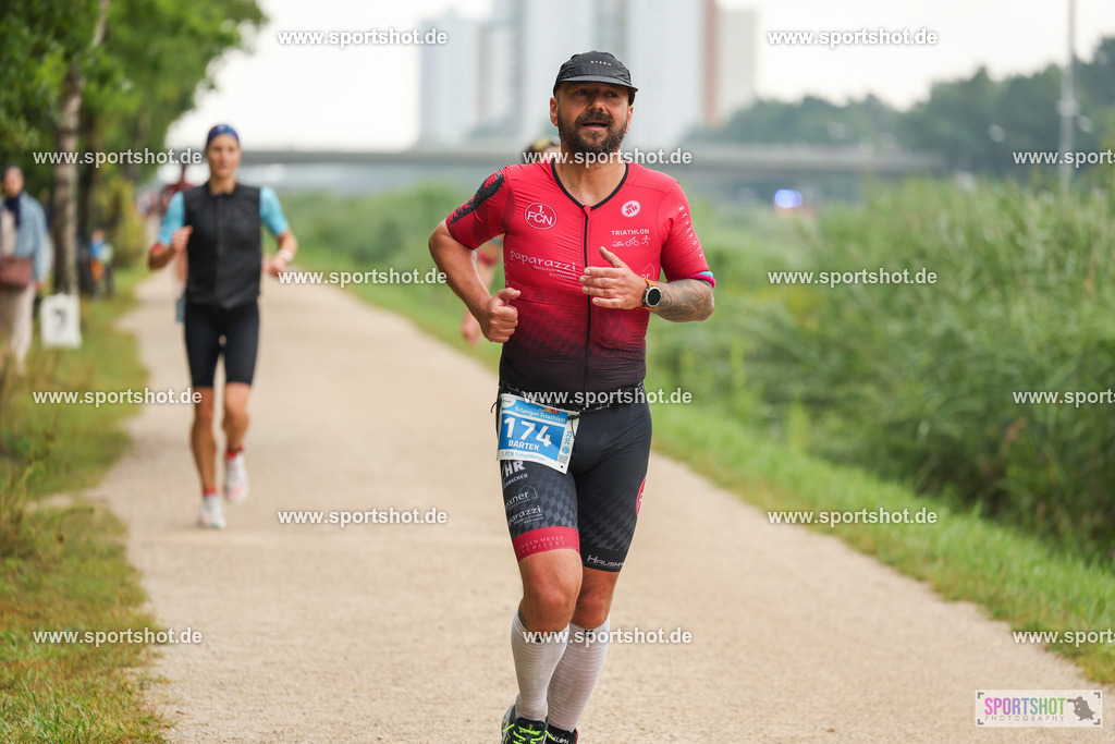 LUR_1937 | 34. M-net Erlanger Triathlon 2025 #erlangertriathlon  #mnettriathlon2025 #mnettriathlon #team #olympischedistanz #mitteldistanz #triathlon #maindonaukanal  #erlangertriathlon2025 #yourpictrs #tv1848 #tv1848erlangen  #triathlonbayern #sportinerlangen #demsportverbunden #sportshot_your_pictrs Copyright: www.sportshot.de