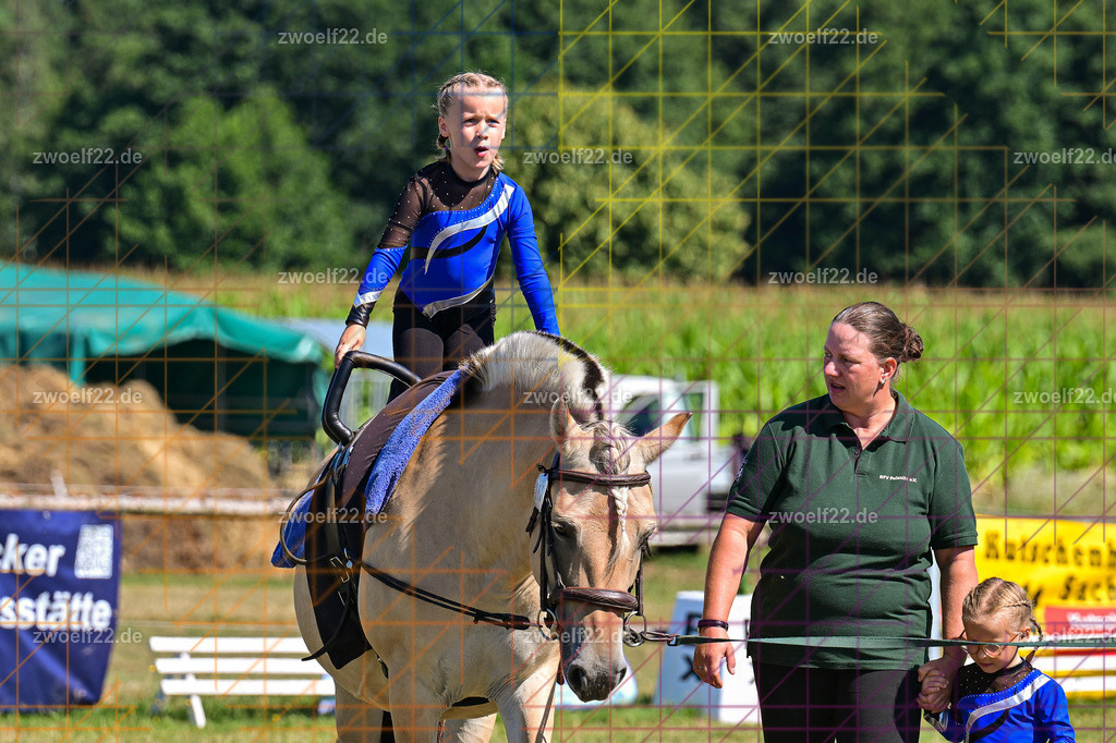 30 Jahre RFV Pulsnitz e.V., Pulsnitz am 09.08.2026 | 30Jahre Reit- und Fahrverein Pulsnitz e.V., Pulsnitz am 08.08.26, Zur 28. breitensportlichen Veranstaltung des RFV Pulsnitz e.V. fanden verschiedene Wettbewerbe in nahezu allen Disziplinen des Pferdesport statt.- Voltigier-Wettbewerb im Schritt - Realisiert mit Pictrs.com