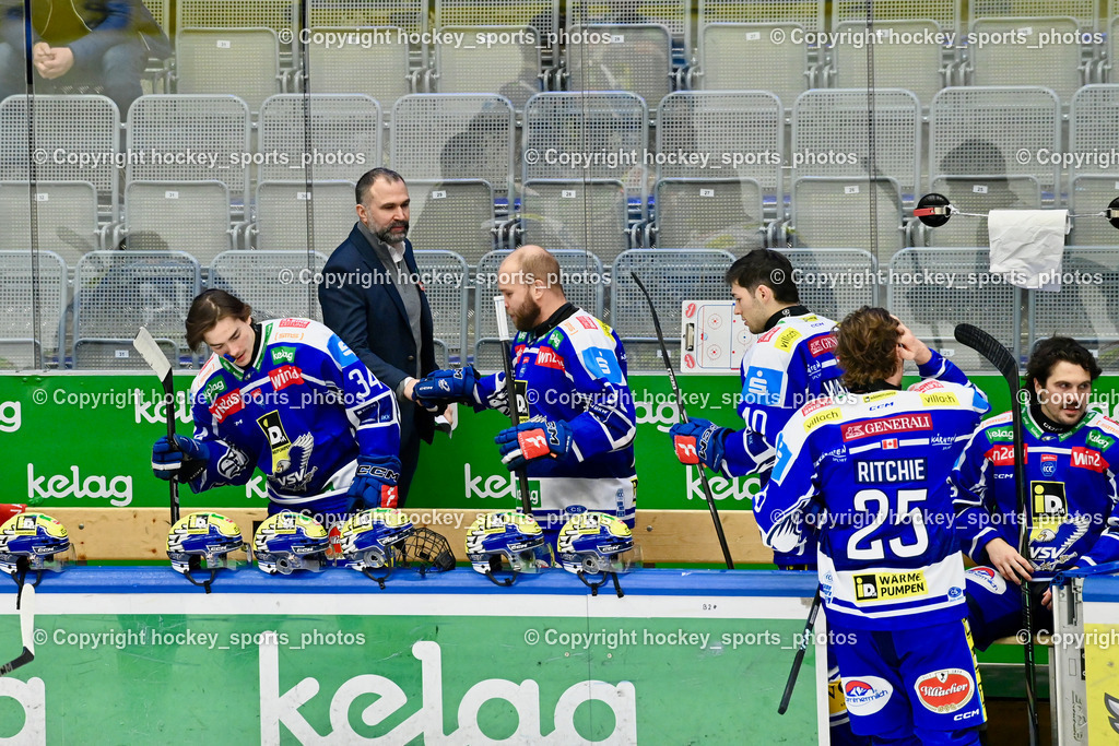 EC IDM WÄRMEPUMPEN VSV vs. HCB Südtirol Alperia | Spielerbank EC VSV, Pierre Allard Headcoach EC VSV, #34 Dominik Prodinger EC VSV, #95 Mark Katic EC VSV, #40 Elias Wallenta EC VSV, EC IDM WÄRMEPUMPEN VSV vs. HCB Südtirol Alperia, EC IDM WÄRMEPUMPEN VSV vs. HCB Südtirol Alperia am 28.12.2025 in Villach (Stadthalle Villach), Austria, (Photo by Bernd Stefan)