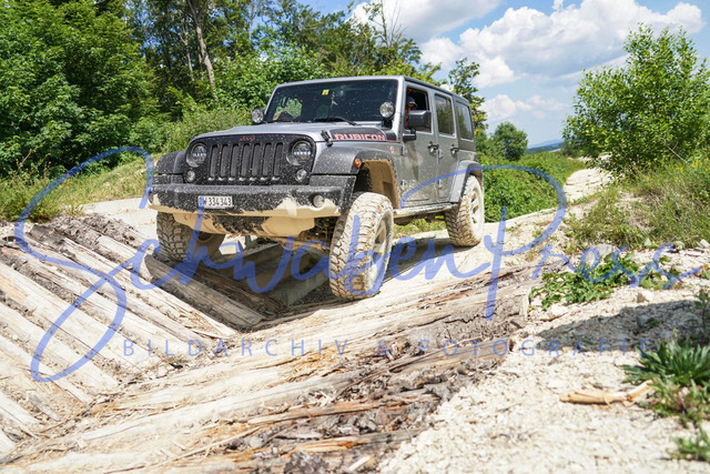 DSC09379 | Vierradfahrzeuge testen unterschiedliches Terrain - ueber Stock und Stein

Offroad Grundkurs im Steinbruch. Unterschiedliche Fahrgegebenheiten mit dem gelaendegaengigem Offroad-Fahrzeug. 

Deutschland, Geisingen, Steinbruch Meichle und Mohr, 10.06.2023