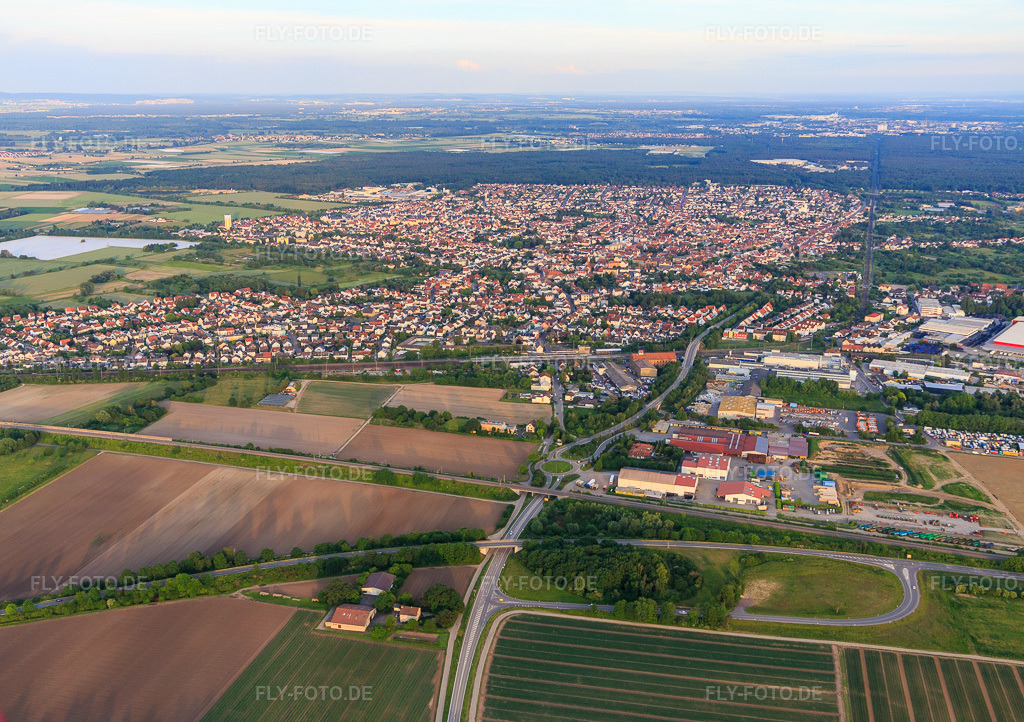 Luftbild: Stadtansicht aus Nordwesten in Schifferstadt im Bundesland Rheinland-Pfalz in Deutschland. Foto: IMG_107465.jpg vom 25.05.2018 durch Werner Riehm/FLY-FOTO.de