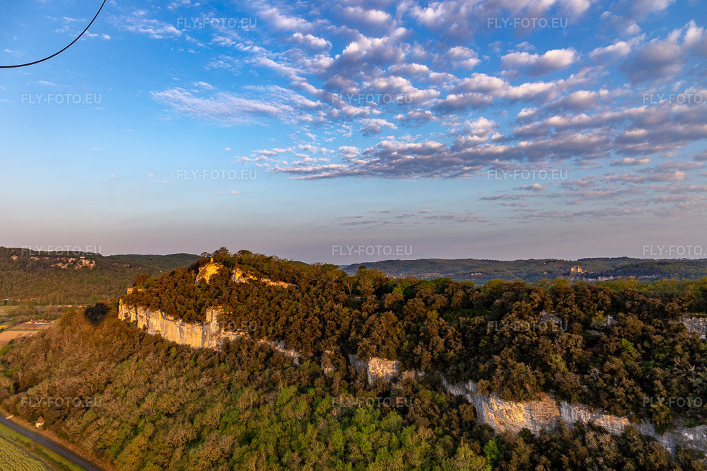 Vue aérienne: Jardins des Marqueyssac à Vézac dans le département Dordogne, France. Photo: IMG_113676.jpg prise le 20/04/2019 par Werner Riehm/FLY-FOTO.eu – Résolution de l'original: 5472 x 3648 px