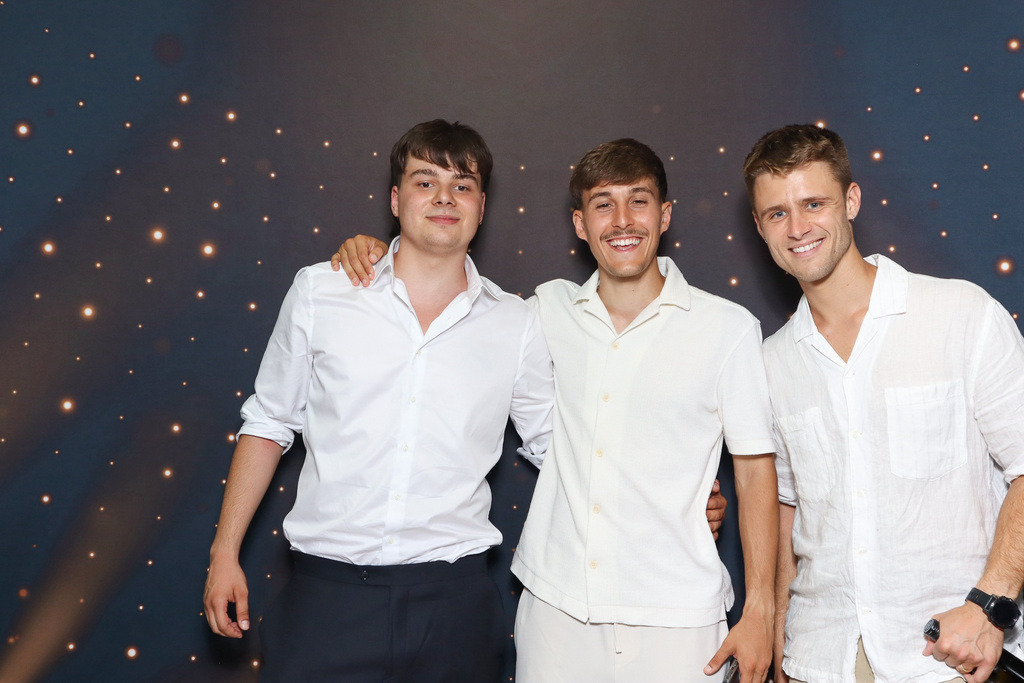 ZD260628112736-158 | Fotoshop von zweidimensional Fotografie. Ihr Fotograf im Aargau. Abzüge von Ihrem Fotobox Event bestellen.Abzüge von Ihrem Hochzeit bestellen.Abzüge von Ihrem Schulfotograf bestellen.