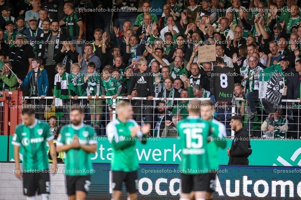 PRM22082501169 | 22.08.2025, Fußball, Preußen Münster - 1. FC Nürnberg, 2. Fußball Bundesliga,  Preußenstadion, Saison 2025 2026: Abschlussjubel nach dem 2:0 Sieg. Die Mannschaft lässt sich von den Fas feiern.  DFB regulations prohibit any use of photographs as image sequences and or quasi-video.