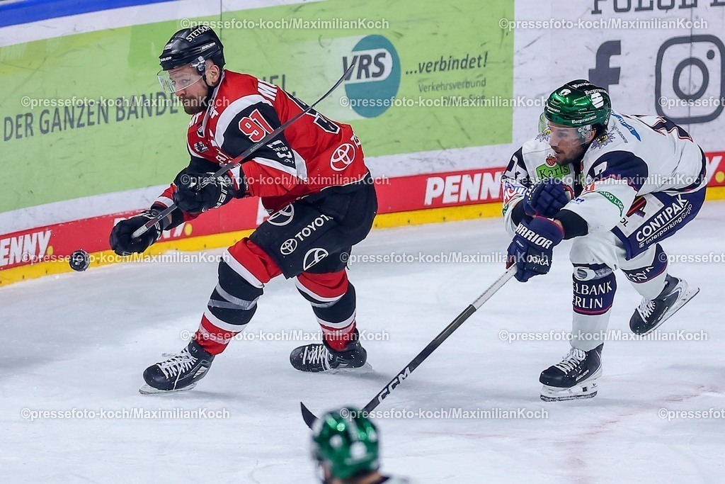 KEC15042601103 | 15.04.2026, Eishockey, DEL Halbfinale Play-Offs, Kölner Haie - Eisbären Berlin, Spiel 4, Lanxess-Arena Köln: Moritz Müller (Kölner Haie #91) im Zweikampf gegen  Jean-Sebastien Dea (Eisbären Berlin #17) 