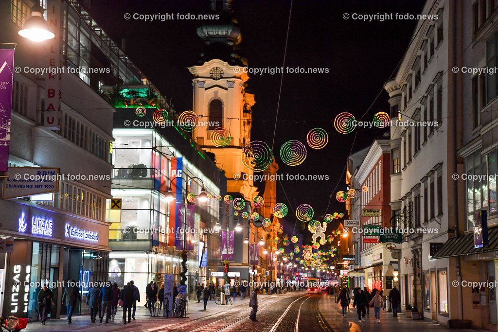 Landstrasse Linz_ Weihnachtsbeleuchtung 2022_ 23.11.2022-7 | 23.11.2022, Landstrasse Linz, AUT, Weihnachten 2022, im Bild Weihnachtsbeleuchtung, Weihnachten, Shopping, Einkauf, Geschenke, Menschen, Adventszeit, Advent, Freude