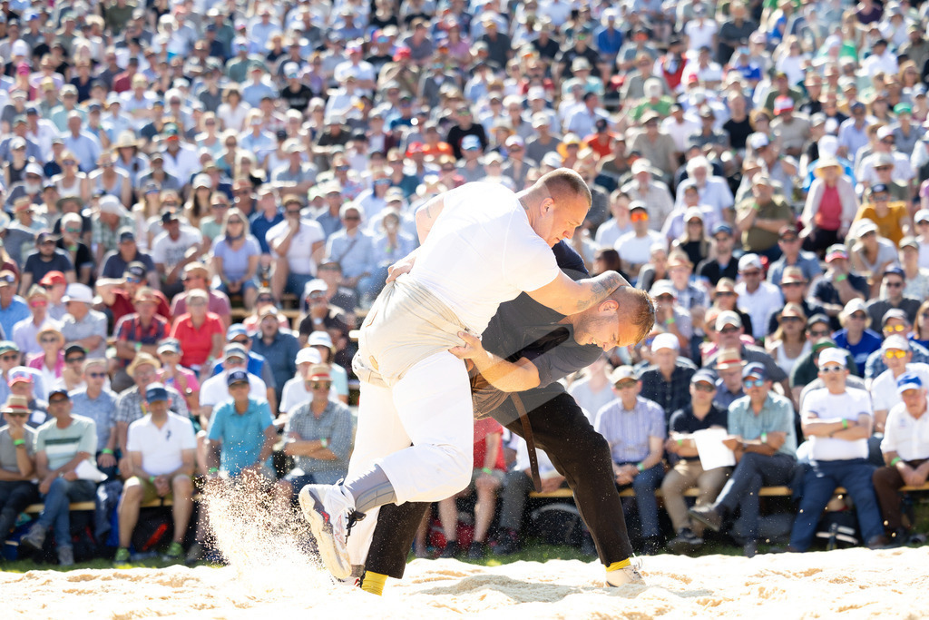 Rigi2025_2855 | Die Schwinger des Schwyzer Kantonalen Schwingerverbandes: Fotos, die Dynamik und Leidenschaft festhalten, sowie emotionale Momente aus dem traditionellen Schwingsport zeigen. - Realisiert mit Pictrs.com