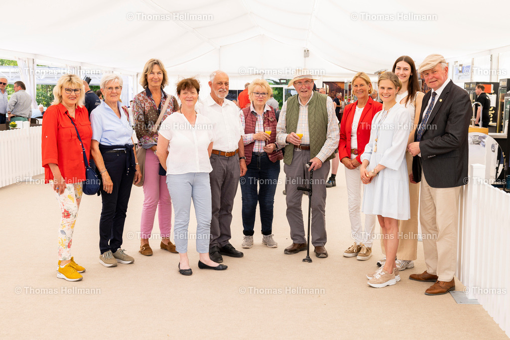 TH_Sektempfang_ Medaillenträger Graf Landsberg Velen_8698 | Longines Balve Optimum 2023 am 09.06.23 in Balve, Schloss Wocklum, Thomas Hellmann, Sektempfang, Medaillenträger Graf Landsberg Velen