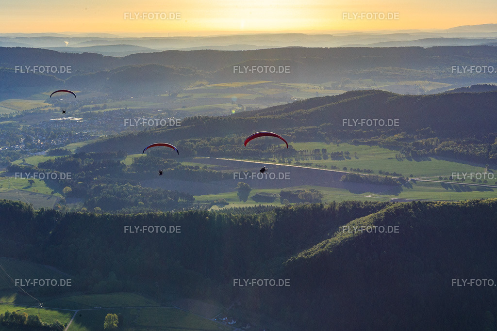 Drei Paragleiter am Morgen | Luftbild: Drei Paragleiter am Morgen in Holenberg im Bundesland Niedersachsen in Deutschland. Foto: IMG_107129.jpg vom 05.05.2018 durch Werner Riehm/FLY-FOTO.de - Realisiert mit Pictrs.com