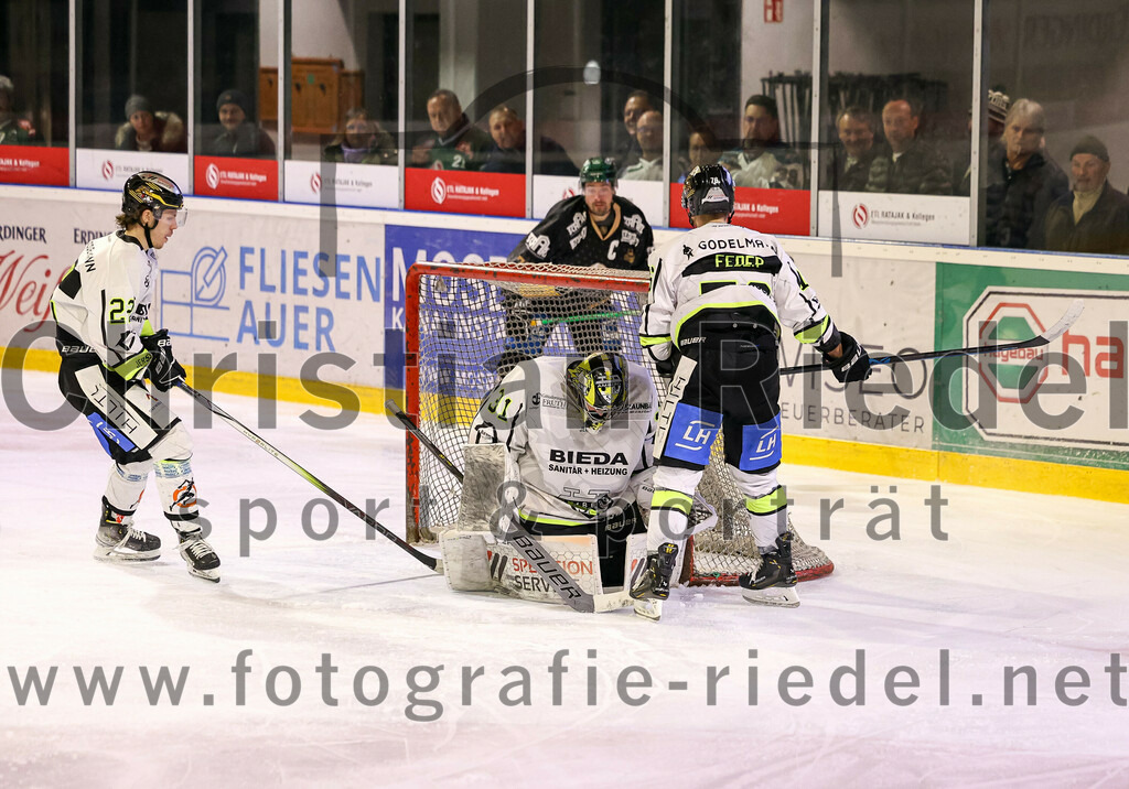 2024-02-16_083_TSV_Erding_gegen_ERSC_Amberg | Erding, Deutschland, 16.02.2024:
Eishockey, Bayernliga Playoffs 2023 / 2024, 1. Spieltag, TSV Erding gegen ERSC Amberg, Endergebnis: 1:2

Torwart Timon Bätge (ERSC Amberg, #31), Felix Feder (ERSC Amberg, #76)

Foto: Christian Riedel / fotografie-riedel.net