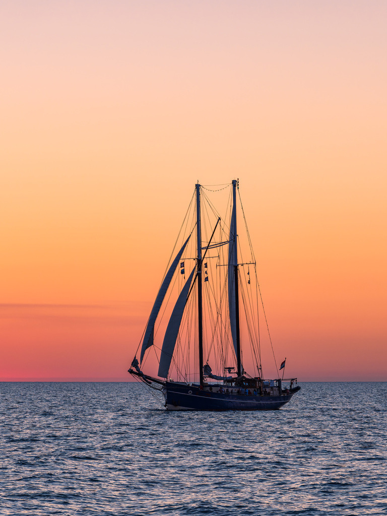 Segelschiff im Sonnenuntergang auf der Hanse Sail in Rostock | Segelschiff im Sonnenuntergang auf der Hanse Sail in Rostock.
