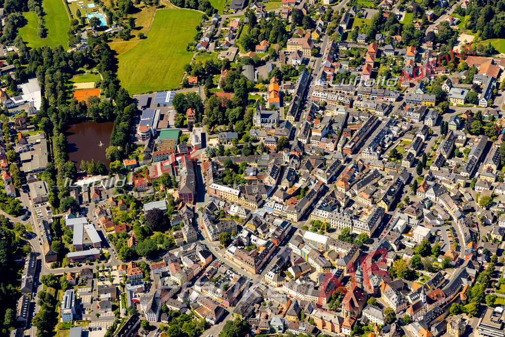 altstadt-historische-gebaeude-wunsiedel-schoene-ansicht-104-2023 | Das Luftbild zeigt : Altstadt historische Gebäude Wunsiedel - Die Luftaufnahme wurde 2023 vom UL-Flugzeug aus erstellt ( keine Drohne ) - 
Hochauflösende Luftaufnahme - Für grossformatige Ausdrucke geeignet. Die Geschenkidee !
Mit Lizenz und Bildrechte bestellbar