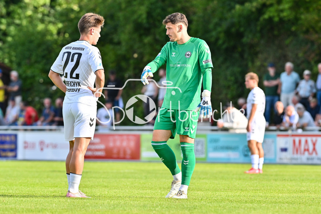 FC Pipinsried - SV Wacker Burghausen | im Gespräch Artur ANDREICHYK (SV Wacker Burghausen 22) und Markus SCHÖLLER (SV Wacker Burghausen 1) / Landespokal Bayern: FC Pipinsried - SV Wacker Burghausen; Küchenstadel-Arena am 26.08.2025