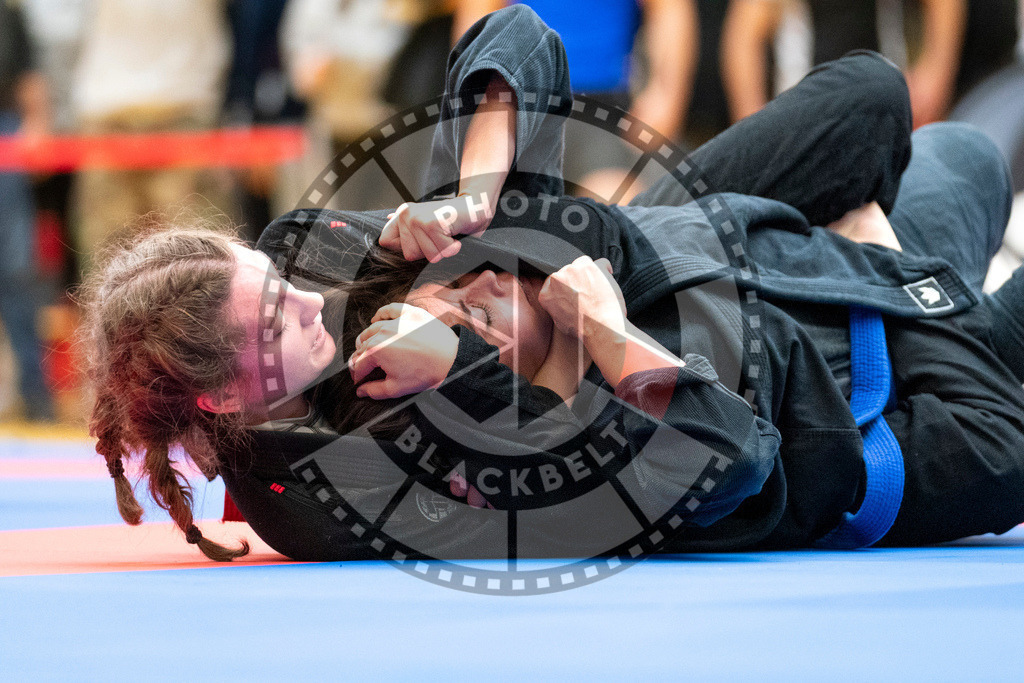 20231118PBB12254 | Fighters compete during the AJP Tour 600 Frankfurt Championship in Frankfurt/Main, Germany, on November 18, 2023.