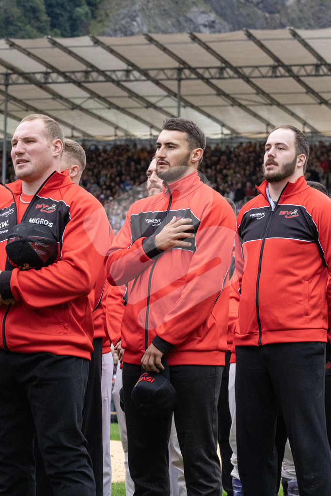 ESAF2025_Einzug_4372 | Die Schwinger des Schwyzer Kantonalen Schwingerverbandes: Fotos, die Dynamik und Leidenschaft festhalten, sowie emotionale Momente aus dem traditionellen Schwingsport zeigen. - Realisiert mit Pictrs.com