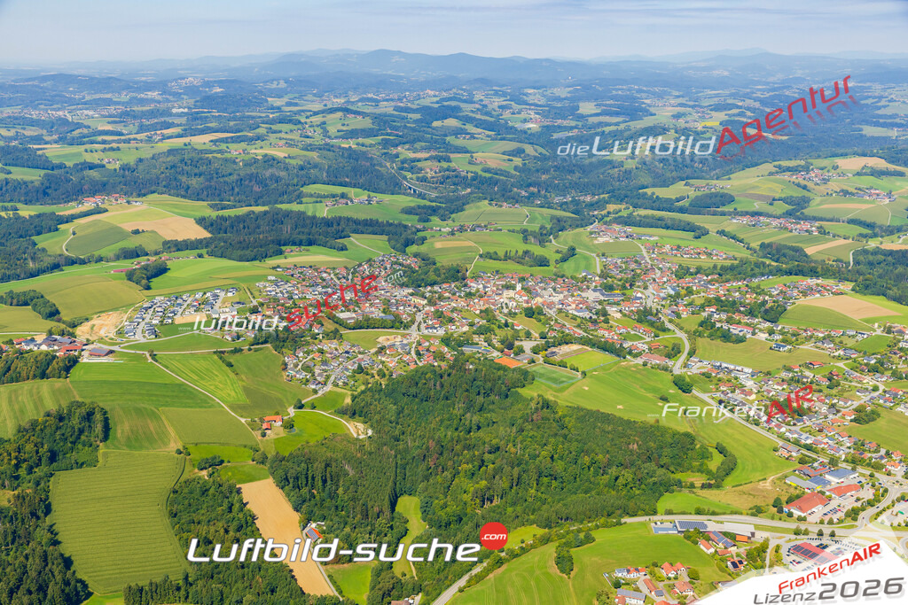 Luftaufnahme von  Hutthurm - Die Luftaufnahme wurde 2025 vom UL-Flugzeug heraus erstellt ( keine Drohne ) - Hochauflösende Luftaufnahme - für professionelle Ausdrucke geeignet. Die Geschenkidee !Mit Lizenz und Bildrechte bestellbar