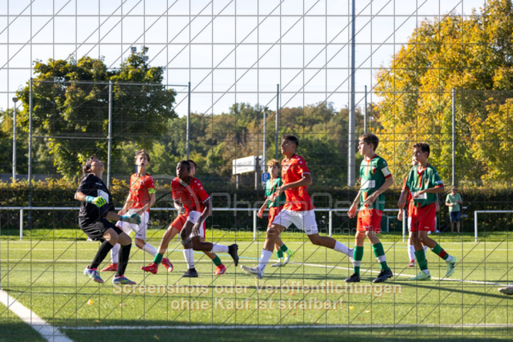 20250920_164346_0553 | #,1.Göppinger SV (rot) vs. FC Esslingen II (grün), Fussball, C-Junioren Leistungsstaffel Mitte - wfv 2025/2026, Kunstrasenplatz Nord, Hohenstaufenstr. 116, 73033 Göppingen, 20.09.2025 - 15:30 Uhr,Foto: PhotoPeet-Sportfotografie/Peter Harich