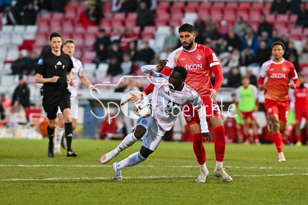 FC Würzburger Kickers - FC Bayern Amateure | WÜRZBURG, DEUTSCHLAND - 10. APRIL: im Duell Bajung DARBOE (FC Bayern München II 7) und Ebrahim FARAHNAK (Würzburger Kickers 28) während dem Match zwischen dem FC Würzburger Kickers und den Amateuren des FC Bayern München am 28. Spieltag der Regionalliga Bayern in der AKON Arena