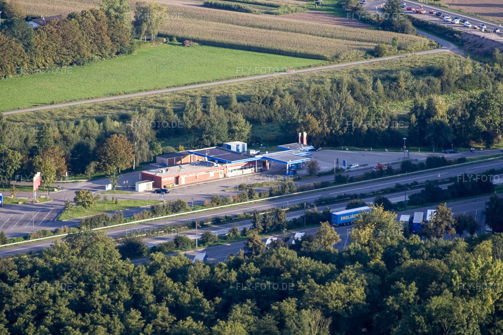 Luftbild: Autobahn Raststätte Renchtal an der Verkehrsführung und den Fahrtrichtungen der BAB A5 im Ortsteil Urloffen in Appenweier im Bundesland Baden-Württemberg in Deutschland. Foto: IMG_8177.jpg vom 15.09.2007 durch Werner Riehm/FLY-FOTO.de