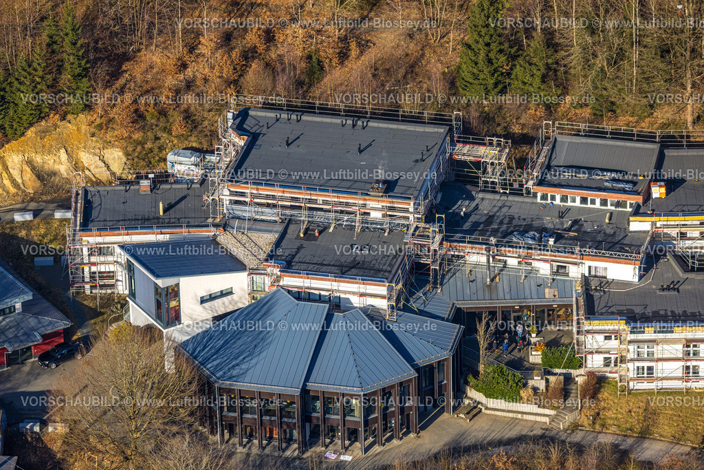 Meschede260104364 | Luftbild, Baumaßnahme Matthias-Claudius-Haus im Wald, Ferienstätte und Tagungsstätte der Diakonie, Baustelle und Renovierung mit Baukran und Gebäude mit Fassadengerüst, Eversberg, Meschede, Sauerland, Nordrhein-Westfalen, Deutschland