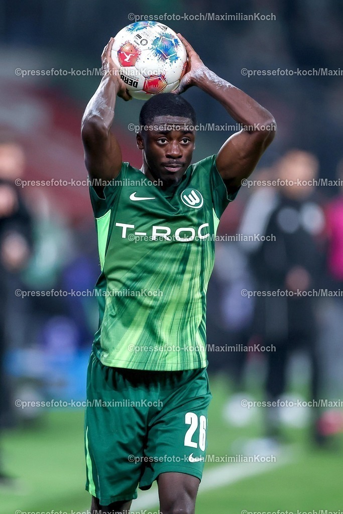 BMG13122502183 | 13.12.2025, Fußball, Borussia Mönchengladbach - VfL Wolfsburg, 1. Fußball Bundesliga, 14.Spieltag, Borussia-Park, Saison 2025 2026: Sael Kumbedi&nbsp;(VfL Wolfsburg #26) beim Einwurf  DFB regulations prohibit any use of photographs as image sequences and or quasi-video.