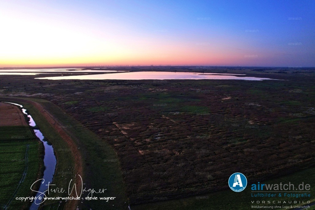 Nordsee, Nordfriesland, Nordstrand, Pohnshalligkoog - airwatch.de | Die Pohnshallig, eine ehemalige Hallig, wurde durch die Burchardiflut im Jahre 1634 von der Insel Alt-Nordstrand abgerissen. Im 18. und 19. Jahrhundert wurden sukzessive ehemalig besiedelte Landstriche neu bedeicht und die Insel Stück für Stück neu in Richtung Osten ausdehnte. Im Jahr 1924 erfolgte die Eindeichung der Pohnshallig, nachdem die unbewohnte Hallig zeitweise durch die Schobüller zur Heugewinnung genutzt worden war.