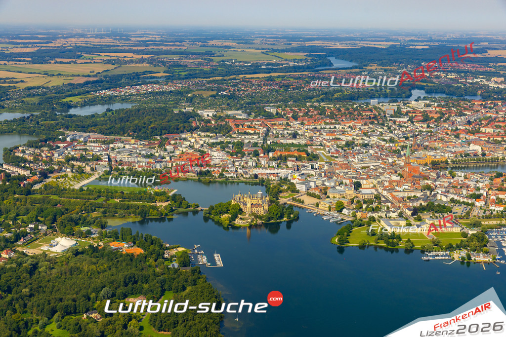 Luftaufnahme Schweriner Altstadt Schwerin - Die Luftaufnahme wurde 2025 vom UL-Flugzeug heraus erstellt ( ohne Drohne ) - Hochauflösende Luftaufnahme - für professionelle Ausdrucke geeignet. Die Geschenkidee !Mit Lizenz und Bildrechte bestellbar