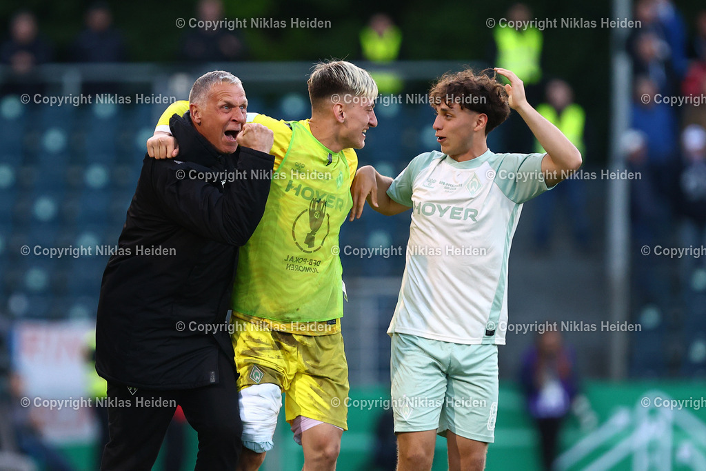 NH_SVWerderBremenU19_KarlsruherSCU19_JuniorenDFBPokal_23052025 | Torwarttrainer Michael Jürgen bejubelt zusammen mit #1 Stefan Smartkalev und #8 Max Hathaway (beide SV Werder Bremen U19) den Gewinn des DFB-Pokals der Junioren.Fußball I Junioren I DFB-Pokal I Saison 2024-2025 I Finale I SV Werder Bremen U19 - Karlsruher SC U19 I 23.05.2025 I Karl-Liebknecht-Stadion