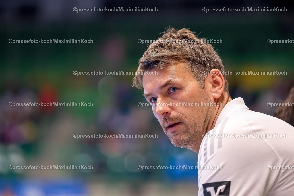 BHC05112501010 | 05.11.2025, Handball, Achtelfinale DHB-Pokal, Bergischer HC - TSV Hannover-Burgdorf, Unihalle Wuppertal: Cheftrainer Christian Prokop (TSV Hannover Burgdorf #hc) fokussiert an der Seitenlinie