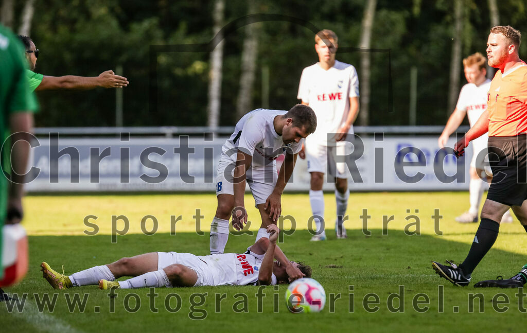 2023-09-10_067_SV_Eichenried_gegen_FC_Eitting | Eichenried, Deutschland, 10.09.2023:
Fußball, Kreisliga 2023 / 2024, 8. Spieltag, SV Eichenried gegen FC Eitting, Endergebnis: 1:2

Niclas Noll (FC Eitting, #14), Florian Huber (FC Eitting, #18), Schiedsrichter Stefan Empl

Foto: Christian Riedel / fotografie-riedel.net