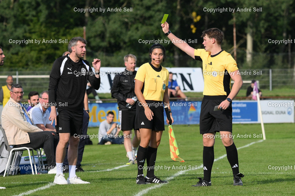 VfR Neumünster vs Holstein Kiel II | Gelbe Karte durch Schiedsrichter Simon Pieper für Co-Trainer Daniel Hansen (Holstein) / Fußball-Oberliga Männer 2026/2027 / VfR Neumünster vs Holstein Kiel II / Grümmi-Arena / Neumünster / 27.09.26 - Realisiert mit Pictrs.com