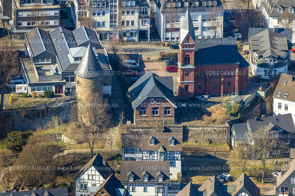 Olpe250307970Mitte | Luftbild, Stadtmauer mit Hexenturm und evang. Kirche Olpe, OT Olpe Jugendzentrum und Kinderzentrum, Olpe-Stadt, Olpe, Sauerland, Nordrhein-Westfalen, Deutschland