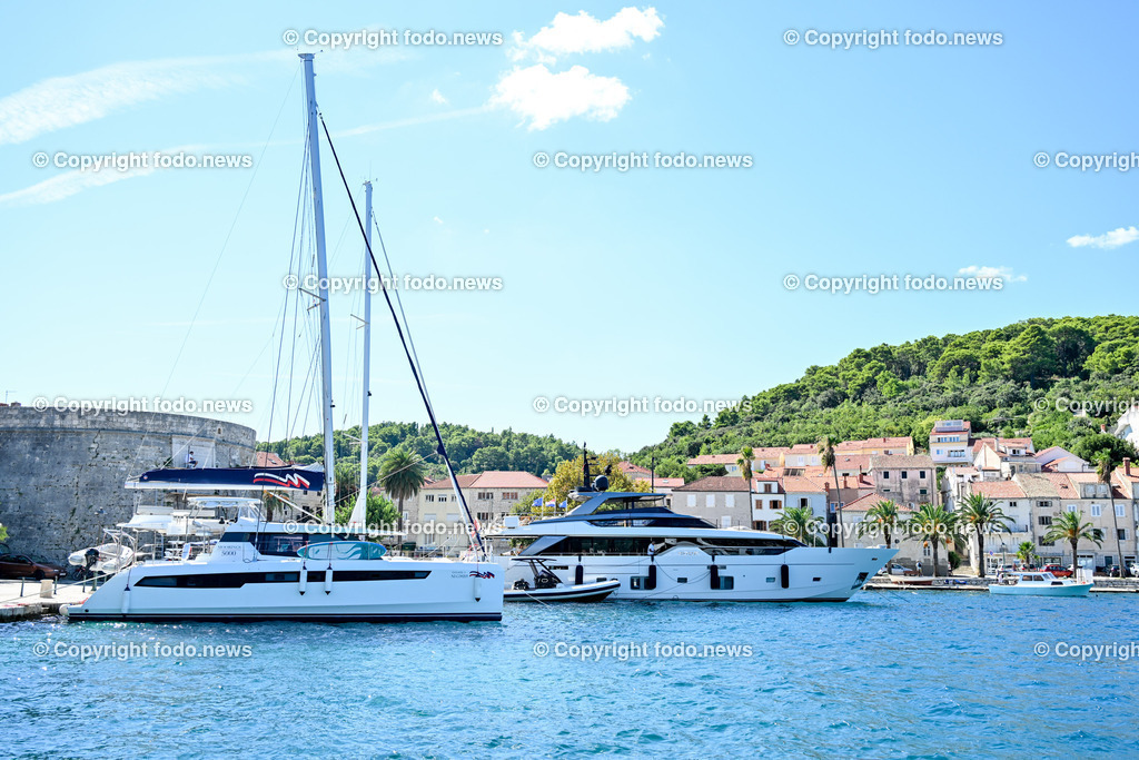 Kroatien_ Korcula_ Insel in Sueddalmatien_ Korcula Stadt_ 13.09.2024-10 | 13.09.2024, Kroatien, HRV, Korcula, Insel in Sueddalmatien, Korcula Stadt im Bild Hafen, Hafenansichten, Boot, Boote, Schiff, Schiffe, Gebauede, Adria, Meer, Stadtansichten, Altstadt, Marco Polo, Museum, Touristen, Souvenier, Restaurant, KonobaKorcula - Schwarzes Korfu - benannt nach den dunklen Kiefernwaeldern, ist eine zu Kroatien gehoerende Insel in der Adria vor der Kueste Sueddalmatiens. Zugleich ist sie Teil des Dinarischen Gebirges. Quelle: Wikipedia