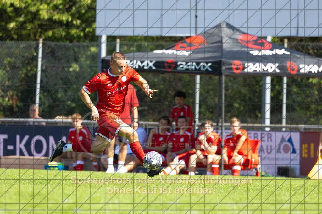20260906_133644_0173_(c)_by_PhotoPeet | Niklas Eisele (1.FC Donzdorf #15)1.FC Donzdorf II (rot) vs. SGM Jebenhausen-Bezgenriet (weiß), Fußball, Kreisliga A3 - Bezirk Neckar/Fils, 02. Spieltag, Saison 2026/2027, Rasenplatz Lautertal Stadion, Süßener Straße 16, 73072 Donzdorf, 06.09.2026 - 13:00 Uhr,Foto: PhotoPeet / Sport- &amp; Eventfotografie / Peter Harich