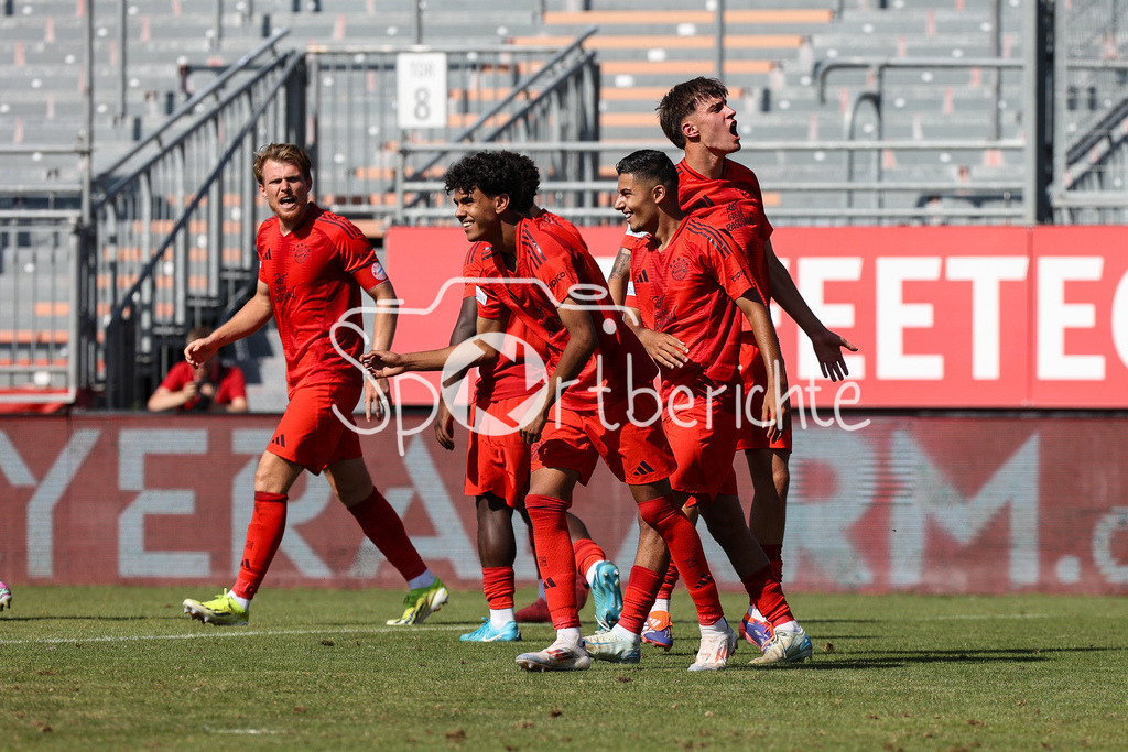 FC Würzburger Kickers - FC Bayern Amateure | Jubel nach dem Treffer zum 1-3 durch Maximilian WAGNER (FC Bayern München II #19) / Freude / Happy / Tor / Torschuetze / Regionalliga Bayern: FC Würzburger Kickers - FC Bayern München II, AKON Arena am 24.08.2024