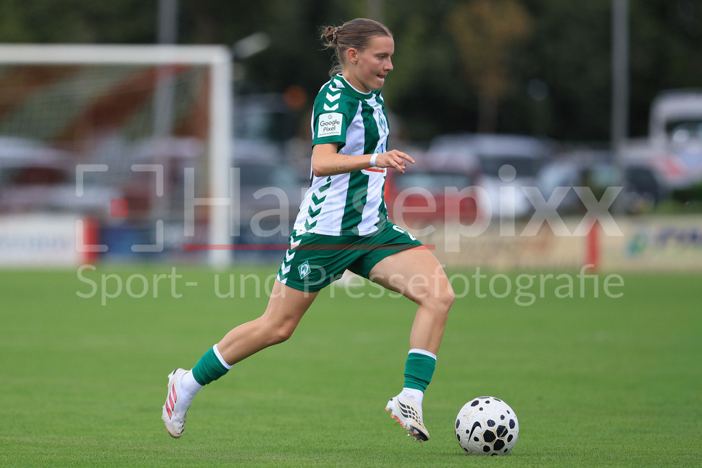 Fussball, Testspiel Frauen, FC Twente Enschede - SV Werder Bremen | Sarah Ernst (SV Werder Bremen, 26) am Ball, Freisteller, Einzelbild, Ganzkörper, Aktion, Action, Spielszene