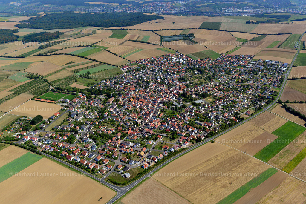 3650048 | HETTSTADT 31.08.2016 Stadtgebiet mit Außenbezirken und Innenstadtbereich am Rand von landwirtschaftlichen Feldern und Ackerflächen in Hettstadt im Bundesland Bayern, Deutschland // Urban area with outskirts and inner city area on the edge of agricultural fields and arable land in Hettstadt in the state Bavaria, Germany Foto: Gerhard Launer