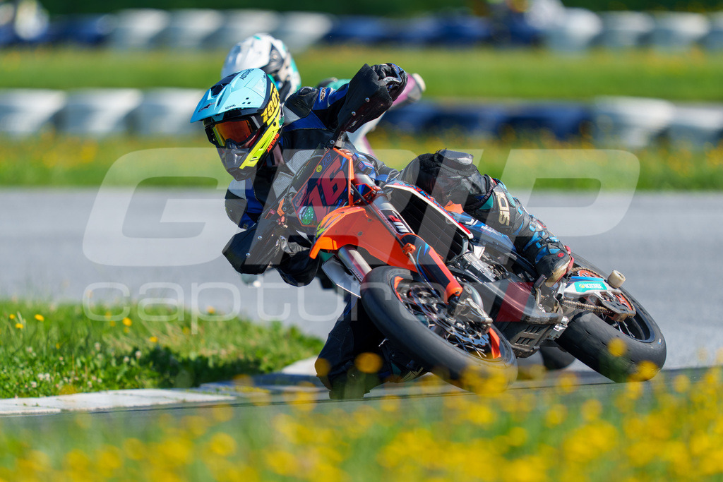 SuperMoto_Staatsmeisterschaft_Greinbach_083 | GRIPcapture steht für authentische Sportfotografie in Österreich – für Momente, die mehr sind als Geschwindigkeit oder Ergebnis. Es geht um Emotion, Spannung, Fokus und den Augenblick, der oft nur einen Wimpernschlag dauert.Ob Motorsport, Teamsport oder 