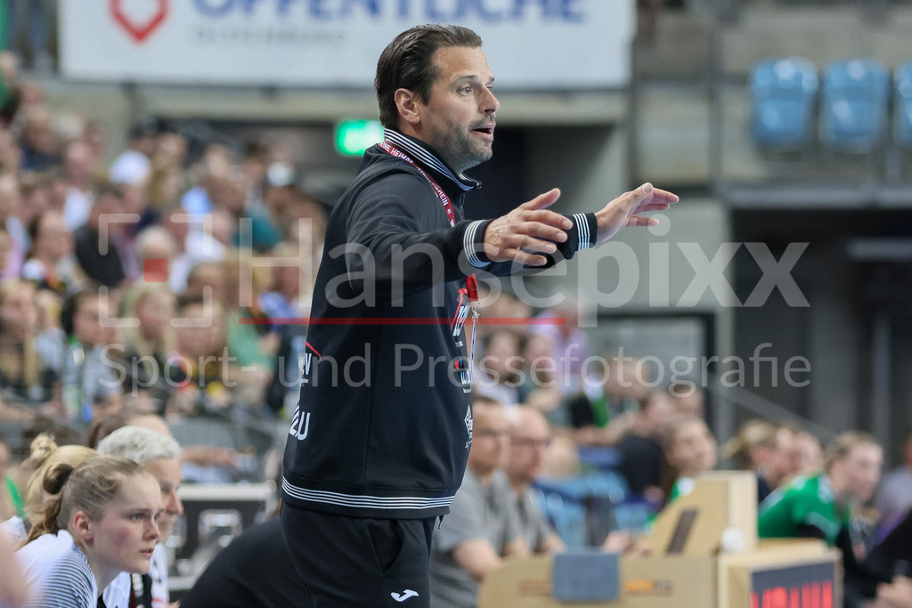 Handball, Bundesliga Frauen, VfL Oldenburg - BSV Sachsen Zwickau | v.li.: Norman Rentsch (Trainer, Cheftrainer, BSV Sachsen Zwickau) Portrait, Nahaufnahme, Einzelfoto, Einzelbild, gibt Anweisungen, gestikuliert, mit den Armen gestikulieren