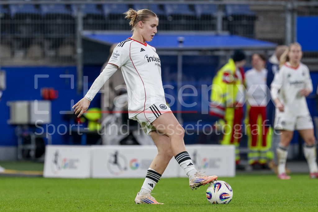 Fussball, Google Pixel Frauen-Bundesliga, Hamburger SV - Eintracht Frankfurt | Jella Veit (Eintracht Frankfurt, 25) am Ball, Einzelbild, Ganzkörper, Aktion, Action, Spielszene, DIE DFB-RICHTLINIEN UNTERSAGEN JEGLICHE NUTZUNG VON FOTOS ALS SEQUENZBILDER UND/ODER VIDEOÄHNLICHE FOTOSTRECKEN. DFB REGULATIONS PROHIBIT ANY USE OF PHOTOGRAPHS AS IMAGE SEQUENCES AND/OR QUASI-VIDEO.