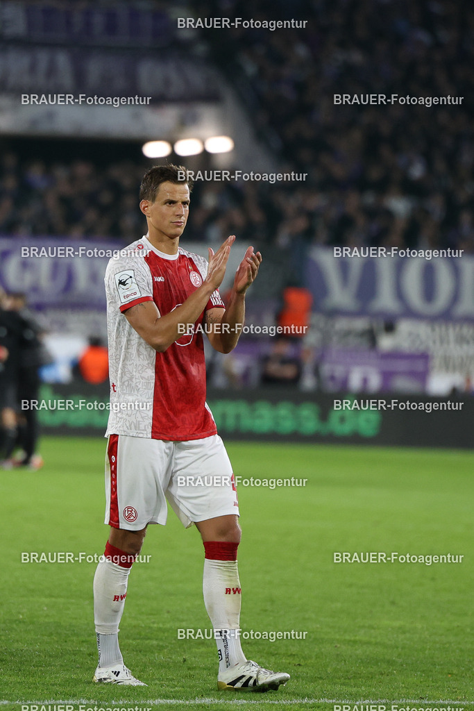 Rot-Weiss Essen - VFL Osnabrück | Essen, Deutschland, 17.09.2025 Michael Schultz  (Rot-Weiss Essen) klatscht zu den Fans nach dem Spiel während des 3.Liga Spiels zwischen  Rot-Weiss Essen und VFL Osnabrück am 17.09.2025 im Stadion an der Hafenstraße in Essen. (Foto von Timo Bluhmki-Schmidt/Brauer Fotoagentur